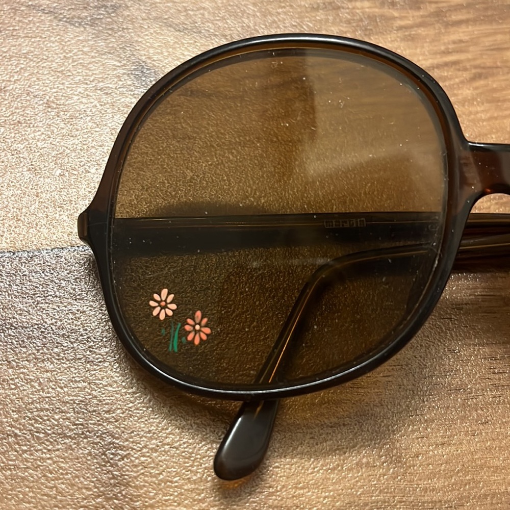 Women’s vintage 1970s sunglasses. - Picture 2 of 5
